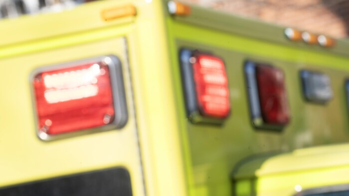 Une ambulance, gyrophares allumés.