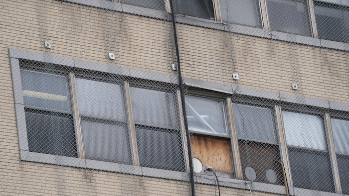 De grands pans de grillage ont été fixés sur certains murs extérieurs de l'édifice pour éviter des chutes de matériaux.