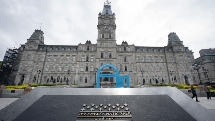 La façade de l'Assemblée nationale du Québec.