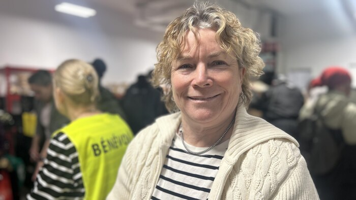 Carole Bérubé est souriante, dans la salle de distribution des denrées.