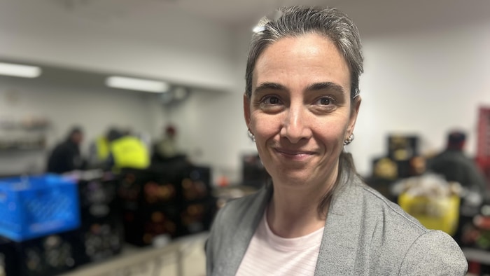 Une photo de Marie Ève St-Pierre dans la salle de distribution des denrées.