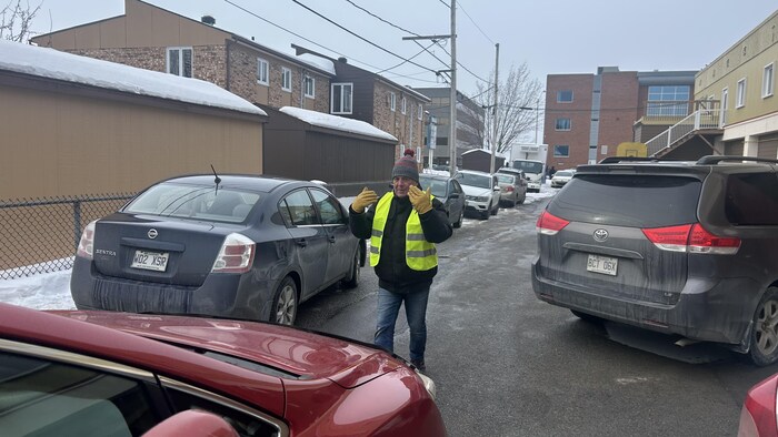 Une photo de Bruno St-Pierre alors qu'il donne des indications à un conducteur.