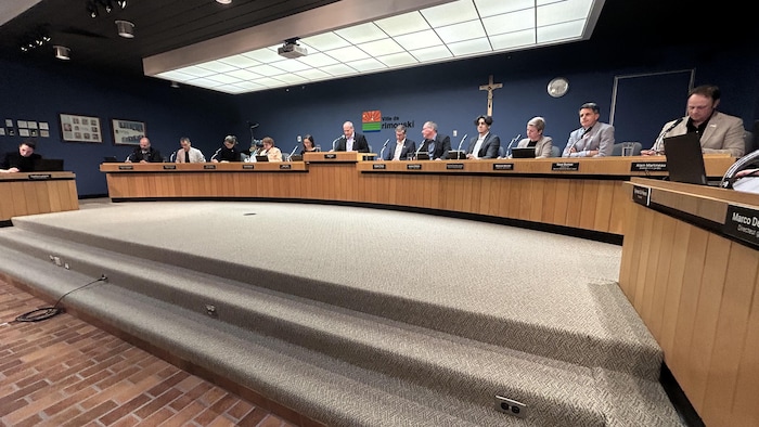 Une photo de l'ensemble du conseil municipal de Rimouski, le 19 octobre 2026. 