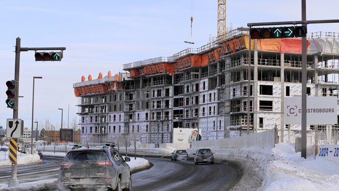 مبنى سكني قيد الإنشاء في منطقة كيبيك العاصمة  في صورة مأخوذة في فصل الشتاء نرى فيها الثلج على جانبيْ الطريق.
