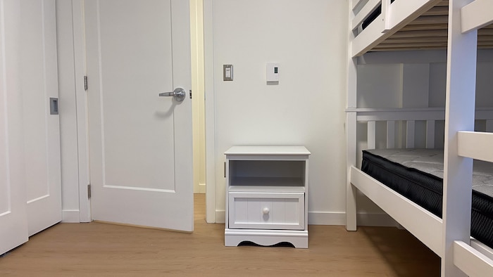 Une chambre avec un lit superposé.