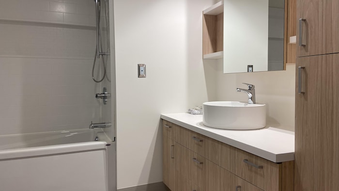 Une salle de bain rénovée.