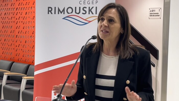 Isabelle Charest en conférence de presse.