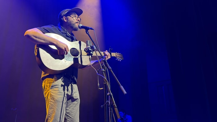 Un chanteur avec une guit.