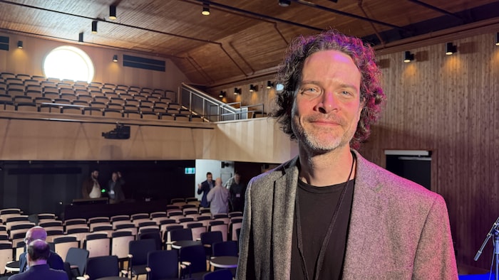 Un homme dans une salle de spectacles.