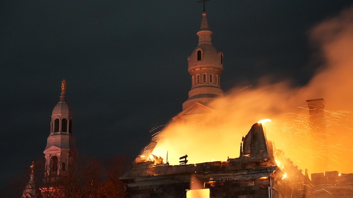 Le feu dans un toit.