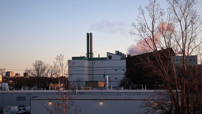 L'incinérateur devant un soleil couchant.
