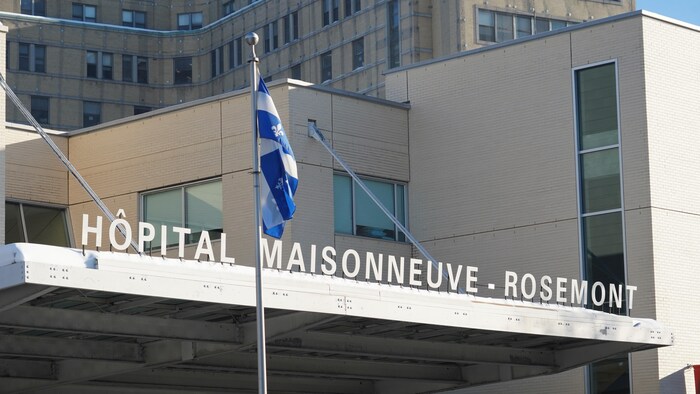 L'édifice de l'hôpital Maisonneuve-Rosemont avec un drapeau du Québec devant.