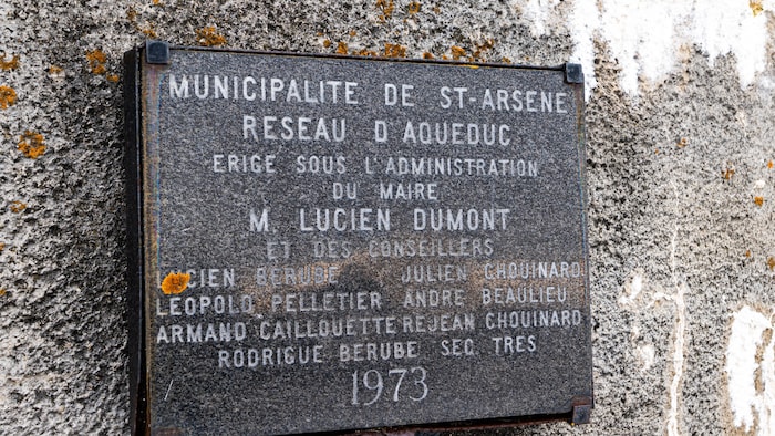 Une plaque indiquant la date de construction du réservoir.