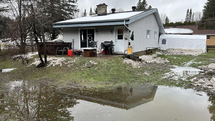 Une maison entourée d'eau après une inondation