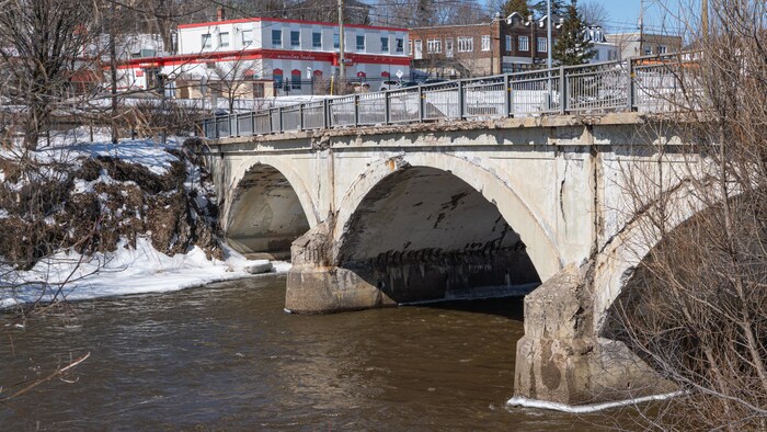Le pont D'Amours qui enjambe la rivière du Loup. 
