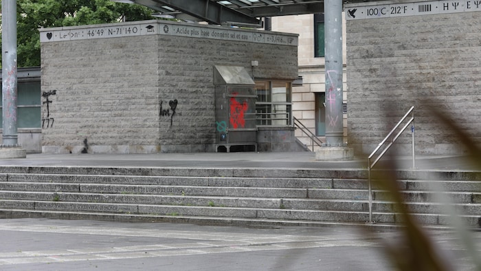 Une place publique déserte.