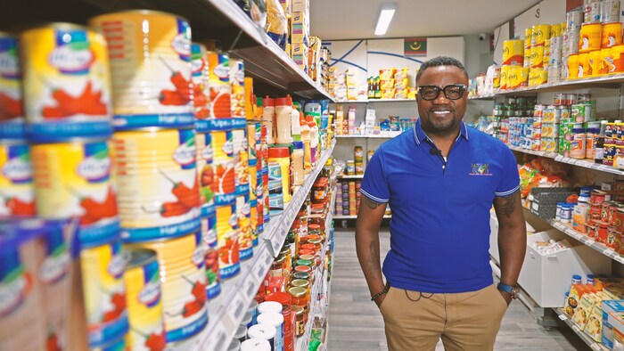 Jean-Baptiste Gouamené dans son commerce.
