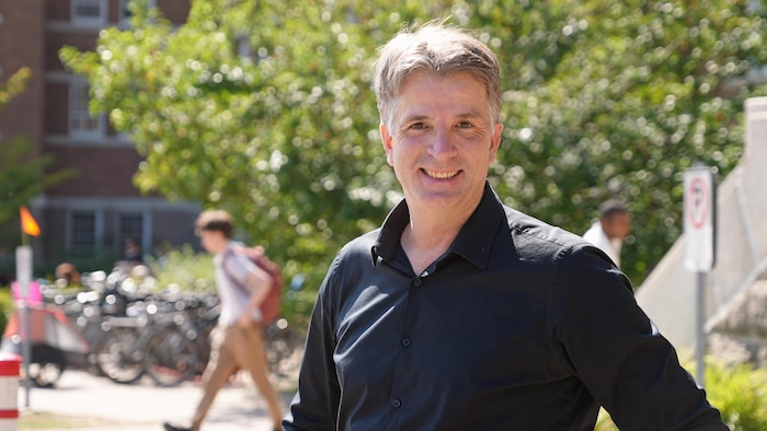 Jean-François Fortin devant le Cégep de Rimouski.