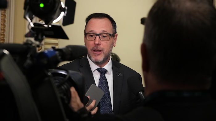 Jean-François Roberge en mêlée de presse.