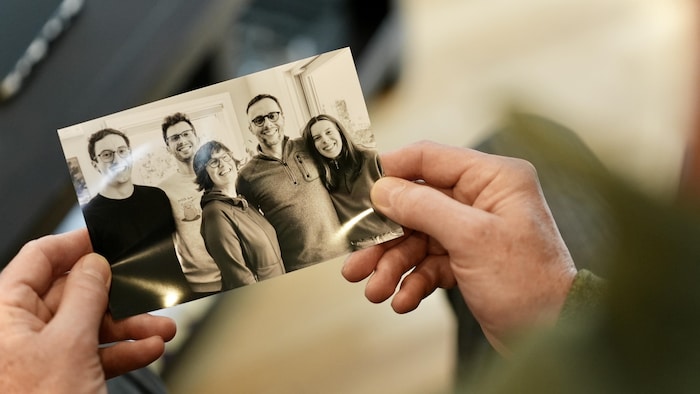 Une photo de famille dans les mains d'une personne.