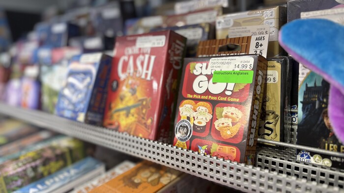Des jeux de société sur un étalage.