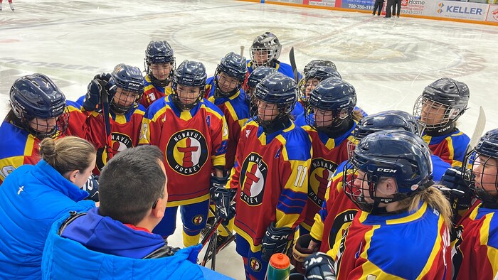 Les entraîneurs de l'équipe féminine de hockey du Nunavut parlent à leurs joueuses lors d'une partie des Jeux d'hiver de l'Arctique à Wood Buffalo, le lundi 30 janvier 2023.