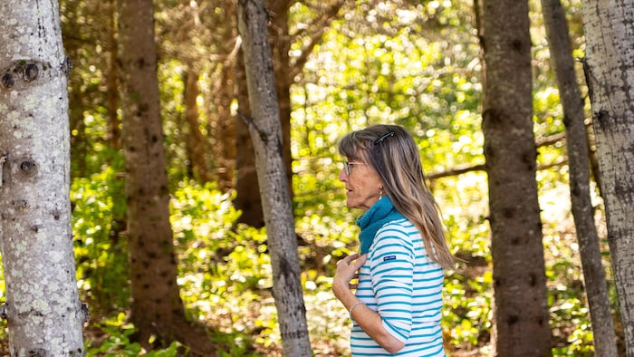 Johanne Martel dans la forêt.