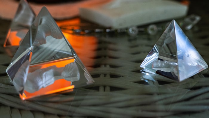 Des pyramides de verre déposées sur une table.