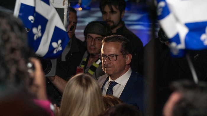 Yves-François Blanchet frayant lad chemin dans la foule.