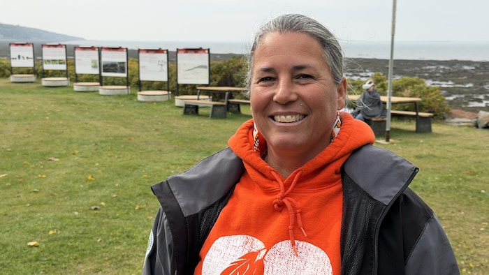 Caroline Morais porte le chandail orange de la Journée nationale de la vérité et de la réconciliation.