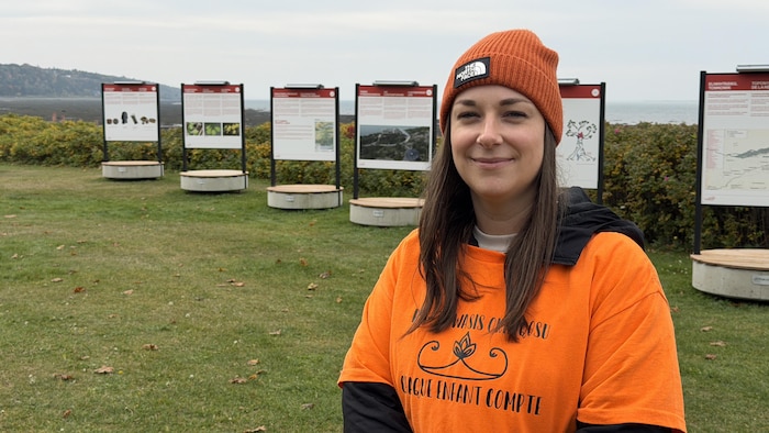 Caroline Pigeon porte le chandail orange de la Journée nationale de la vérité et de la réconciliation.