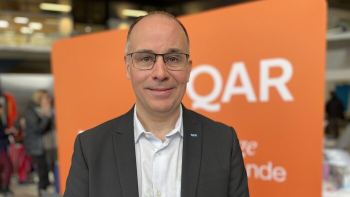 Le recteur de l'UQAR, François Deschênes, est debout et pose pour la photo lors d'une journée portes ouvertes.
