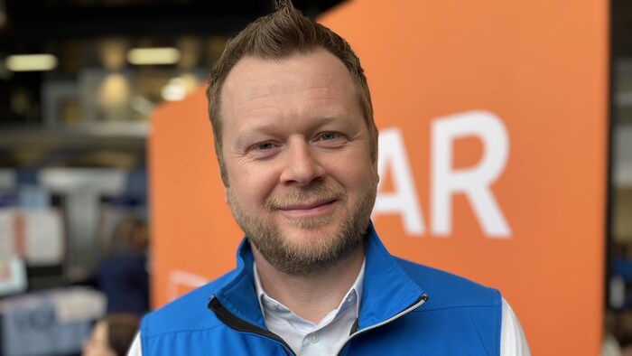 François Cormier, le directeur du bureau du recrutement étudiant, porte une veste lors d'une journées portes ouvertes.