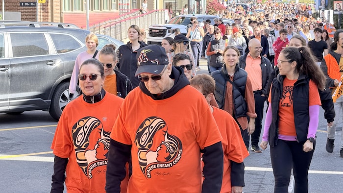 Une foule de personne marche.