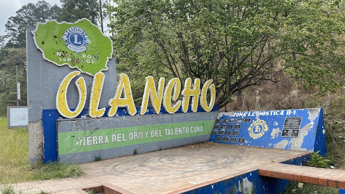 Panneau indicateur en ciment à la frontière du département d'Olancho, au Honduras, à l'est de Tegucigalpa. Les trous ont été faits par des impacts de balles. 