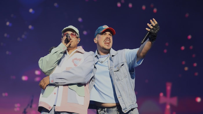 Deux artistes sur scène.