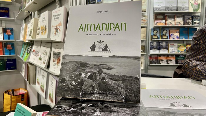 Le livre Aitnanipan de Serge Jauvin est exposé sur un présentoir au Salon du livre de la Côte-Nord.