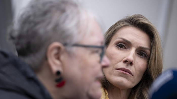 Louise Riendeau se tient de profil et Ingrid Falaise de face sur la tribune. 