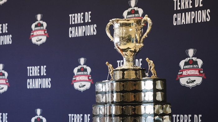 Le trophée de la Coupe Memorial.