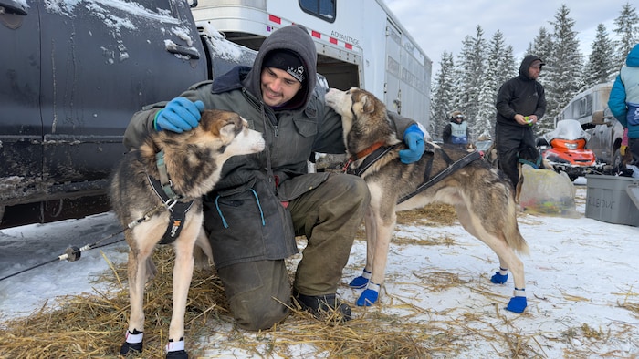 Bertrand Brooke avec deux de ses chiens.