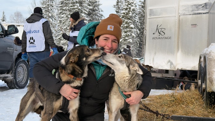 Portrait de Catherine Langlais avec deux de ses chiens.