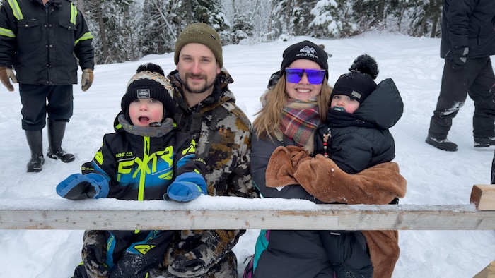 Julien Verreault avec sa femme et leurs deux enfants.