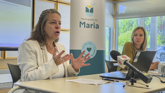 La mairesse s'adresse à des gens lors d'une conférence de presse.