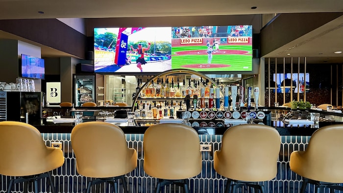 Écran géant derrière le bar d'un restaurant. 