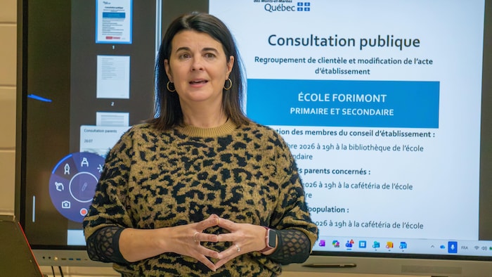 Sandra Théberge parle devant un groupe