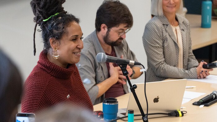 Magalie Lefebvre s'adresse au public présent au Cégep.
