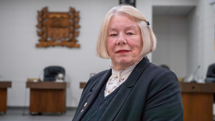 Lucie Lapointe devant la salle du Conseil municipal de Matane.