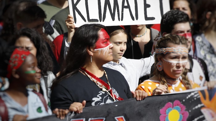 La militante écologiste Greta Thunberg marche en tête de la Marche pour le climat, à Montréal.