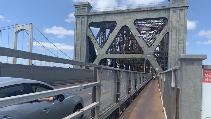 Le chemin piétonnier sur le pont de Québec.