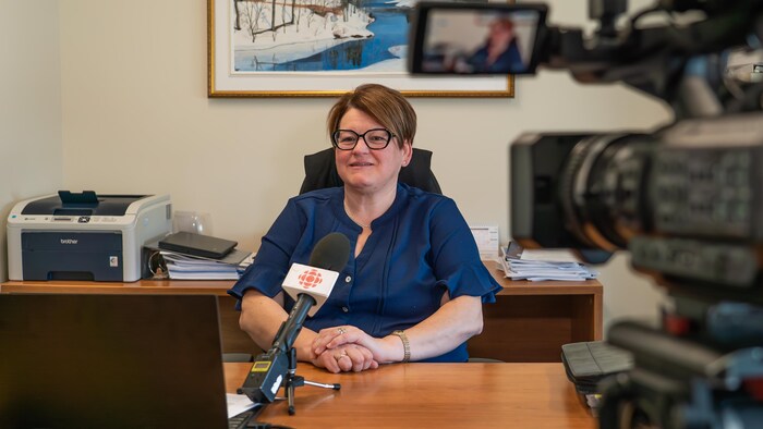 L'élue assise à son bureau durant une entrevue à la caméra.